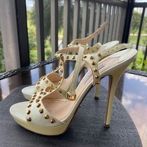 Prada High Heels. Beige color with gold